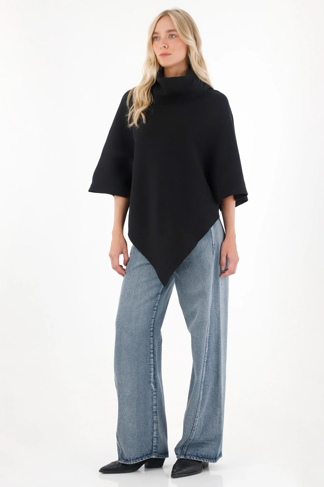 Buzo tipo capa cuello alto negro para mujer