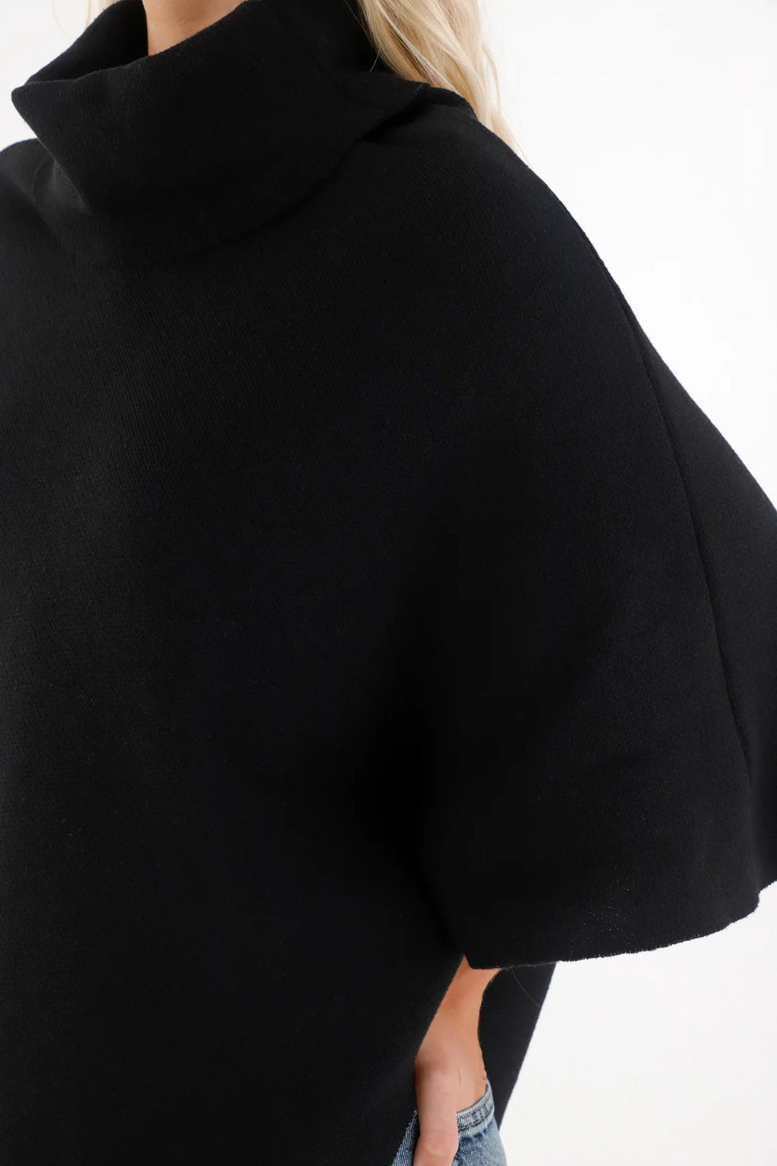 Buzo tipo capa cuello alto negro para mujer