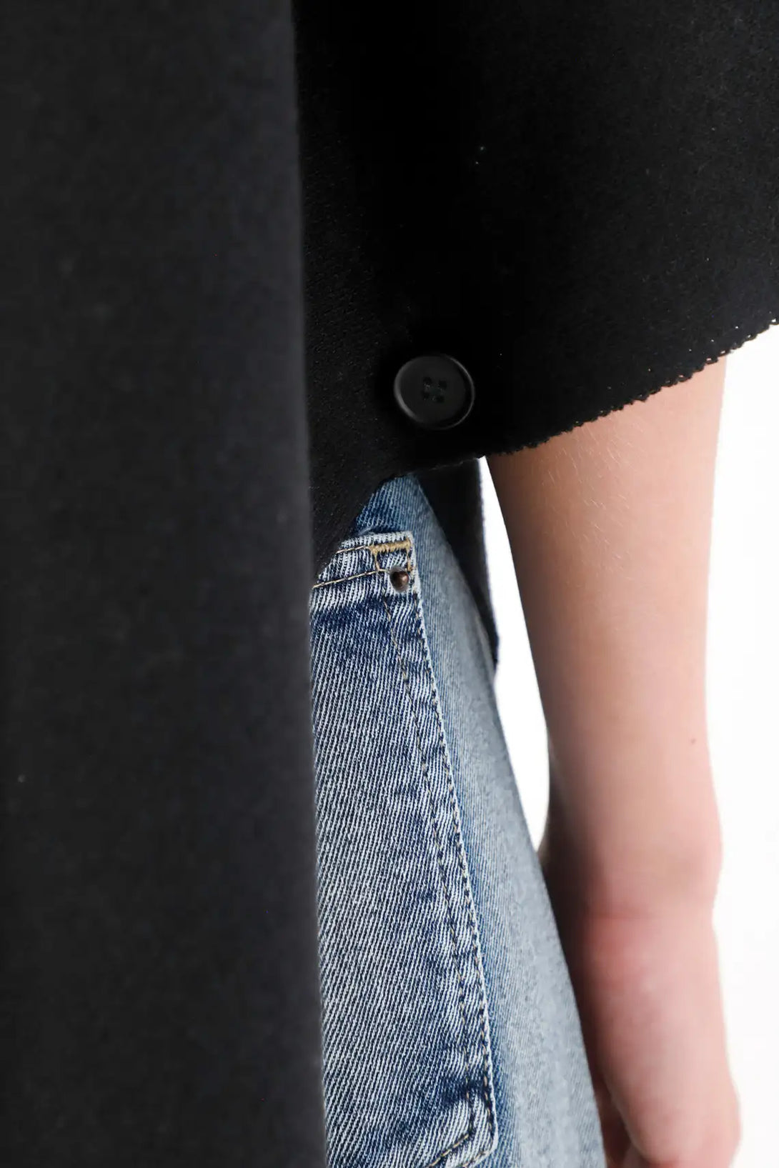 Buzo tipo capa cuello alto negro para mujer