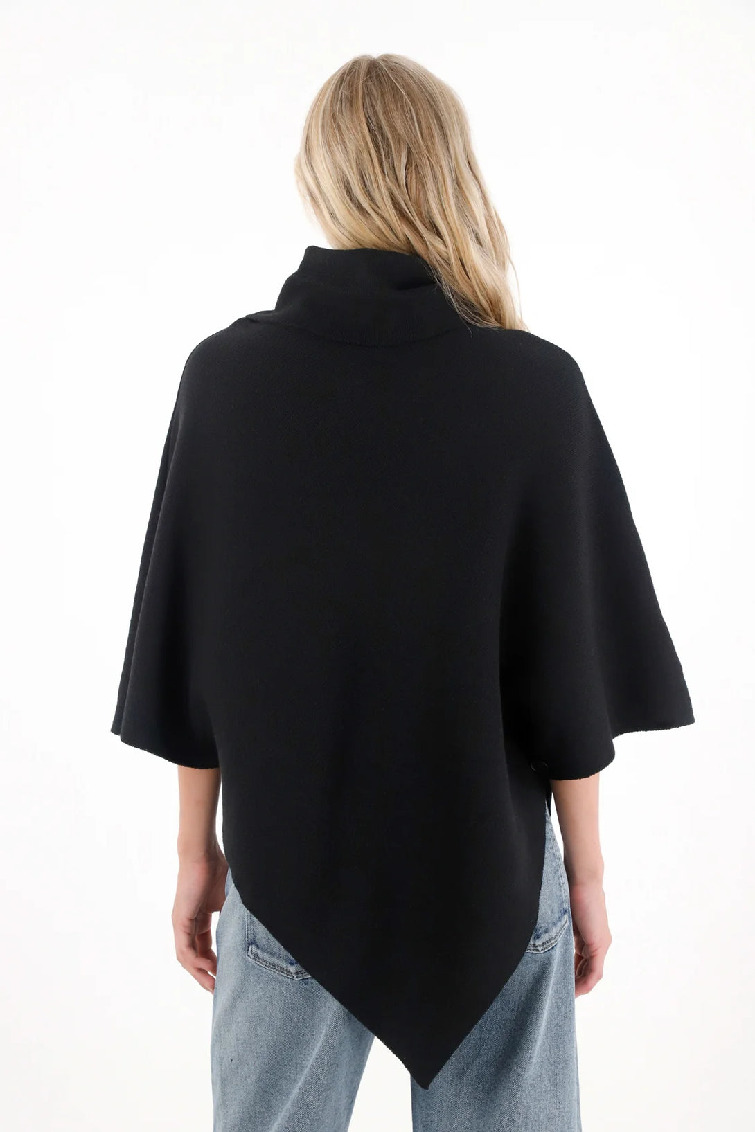 Buzo tipo capa cuello alto negro para mujer