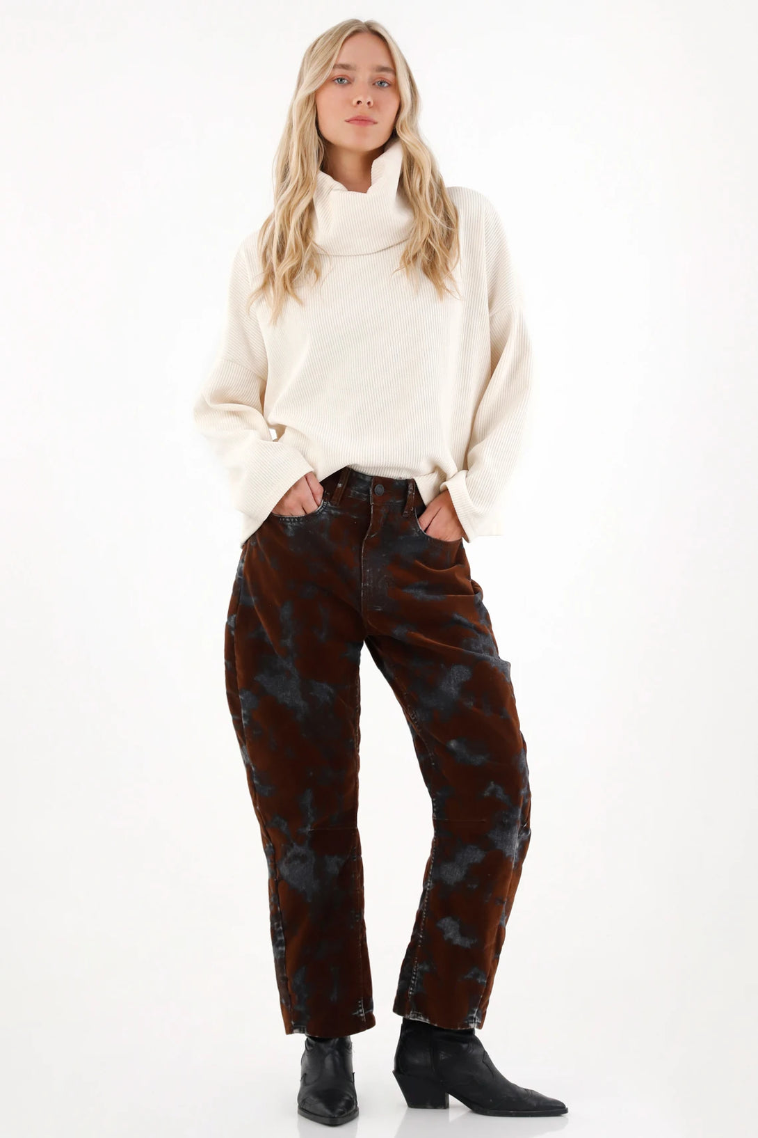 Buzo tejido de cuello alto crudo para mujer