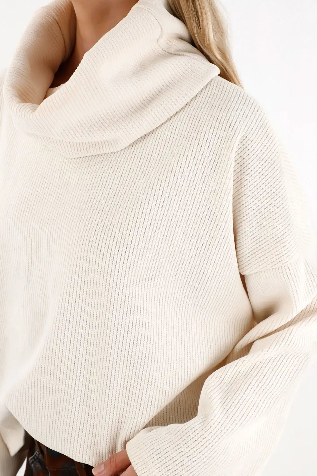 Buzo tejido de cuello alto crudo para mujer