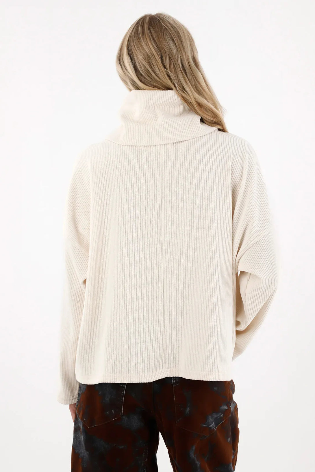 Buzo tejido de cuello alto crudo para mujer