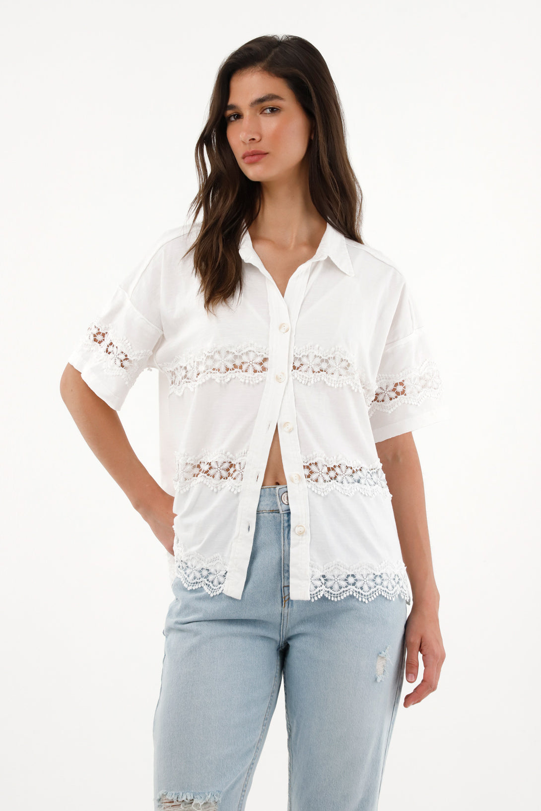 Camisa manga corta con cortes decorativos para mujer