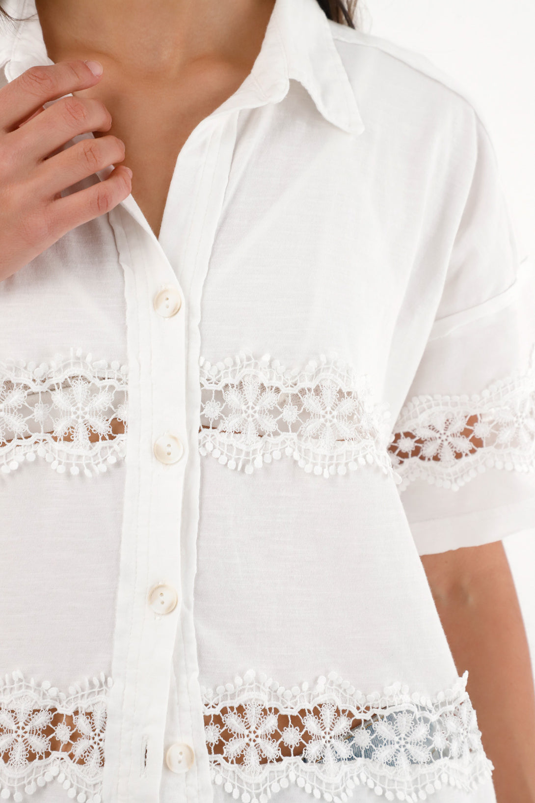 Camisa manga corta con cortes decorativos para mujer