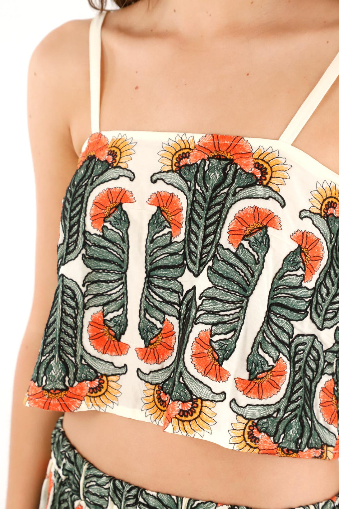 Camisa corta en tela bordada para mujer