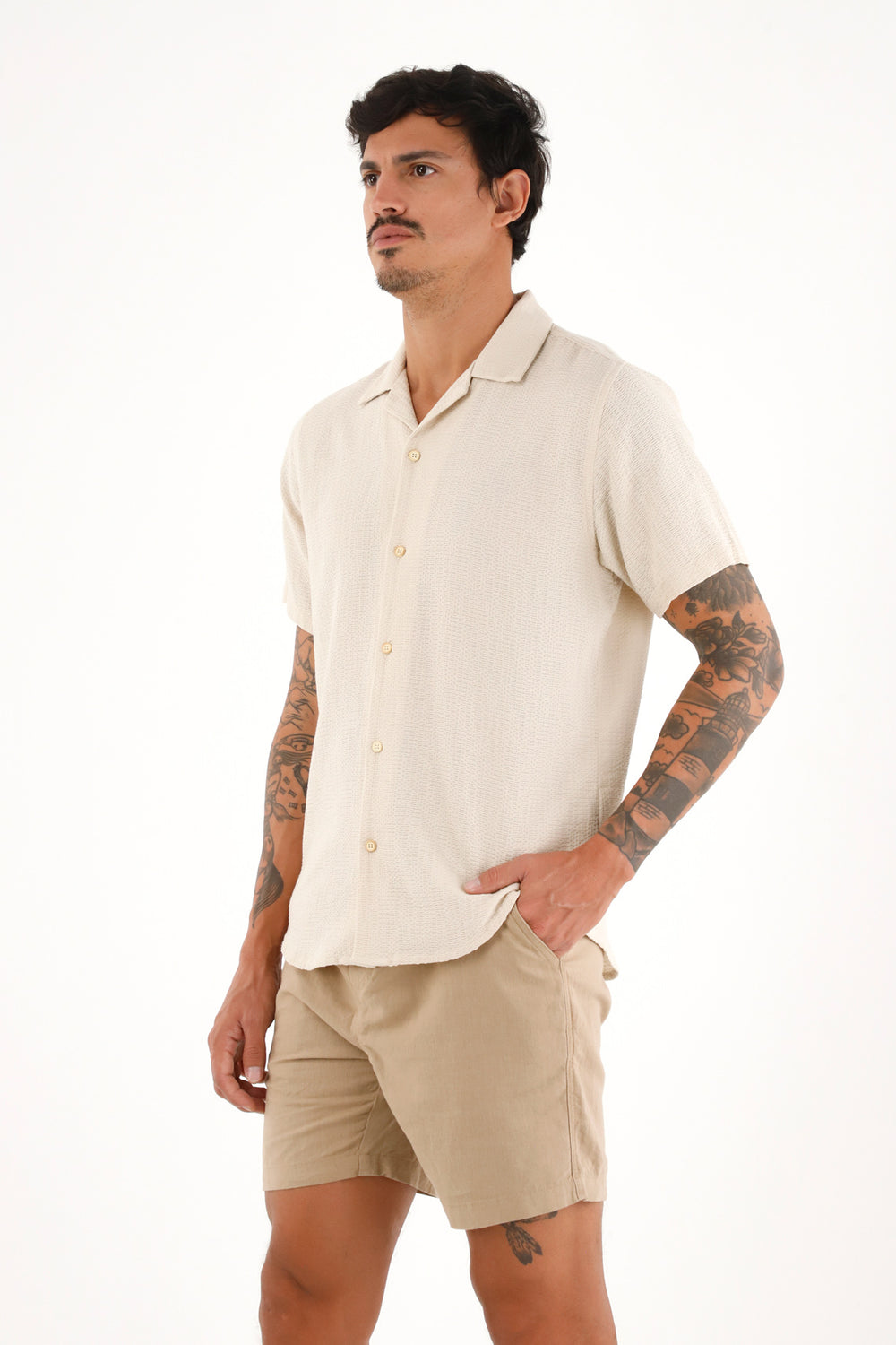 Camisa Resort con tela texturizada crudo para hombre