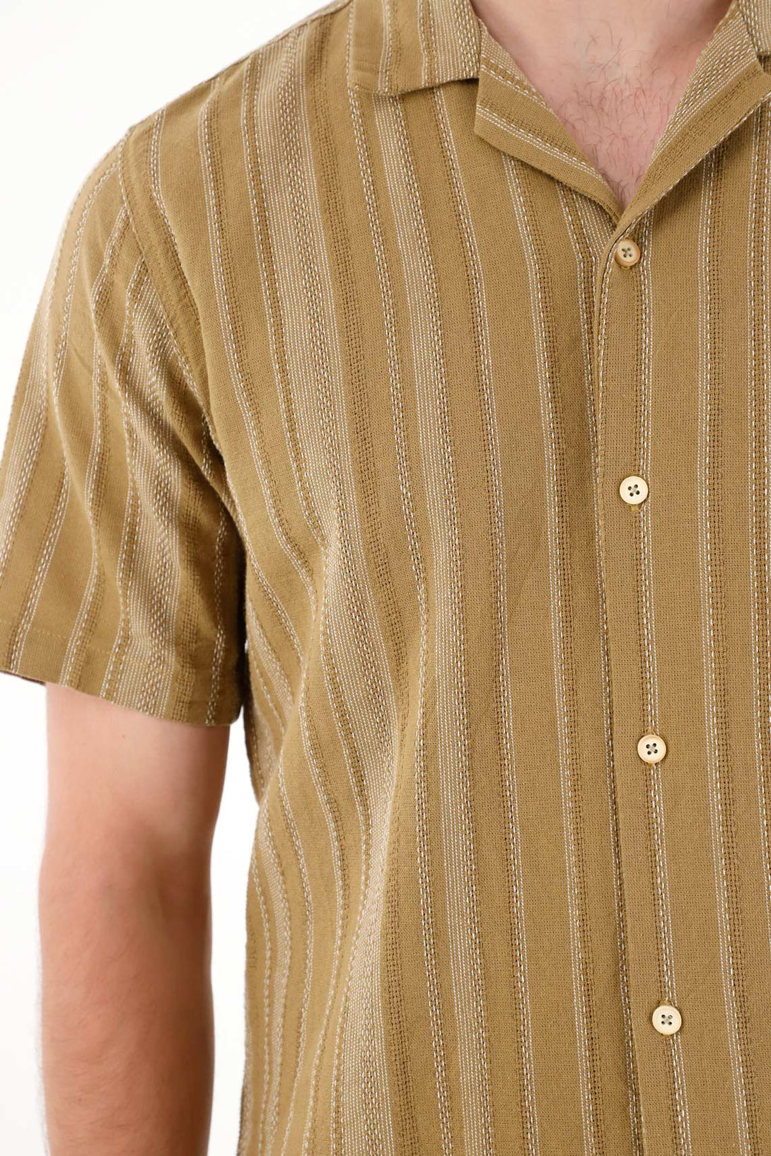Camisa con diseño a rayas para hombre