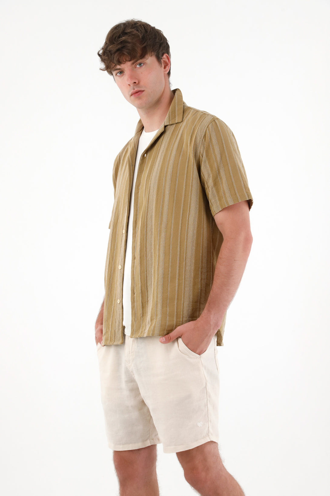 Camisa con diseño a rayas para hombre