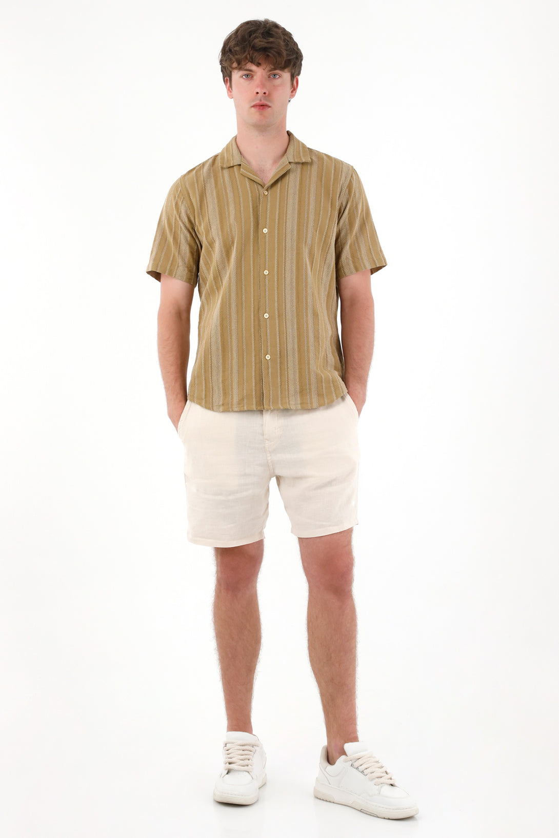 Camisa con diseño a rayas para hombre