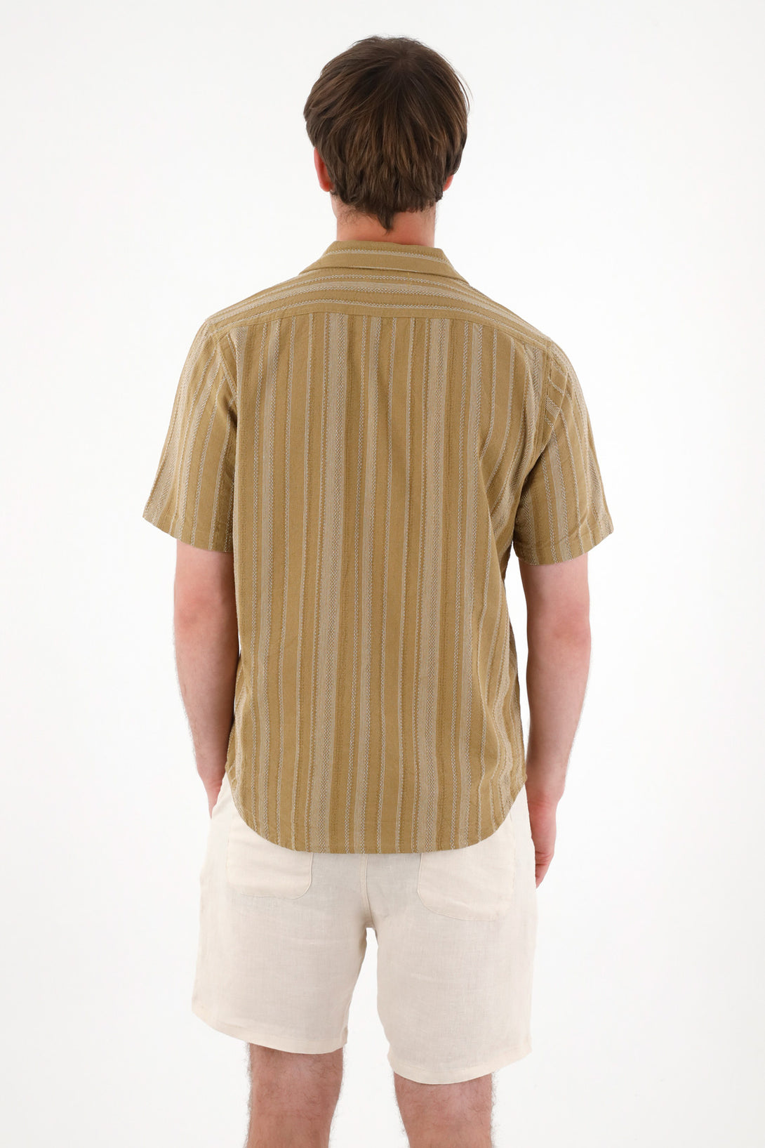 Camisa con diseño a rayas para hombre