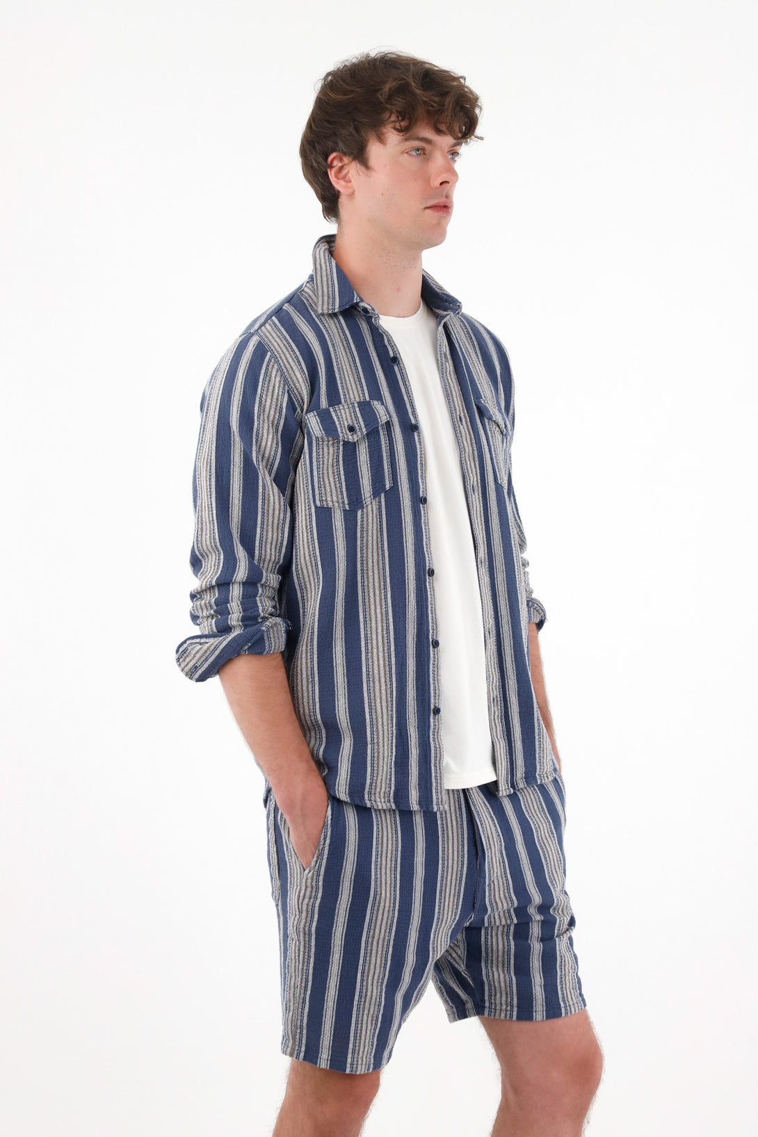 Camisa manga larga con diseño a rayas para hombre