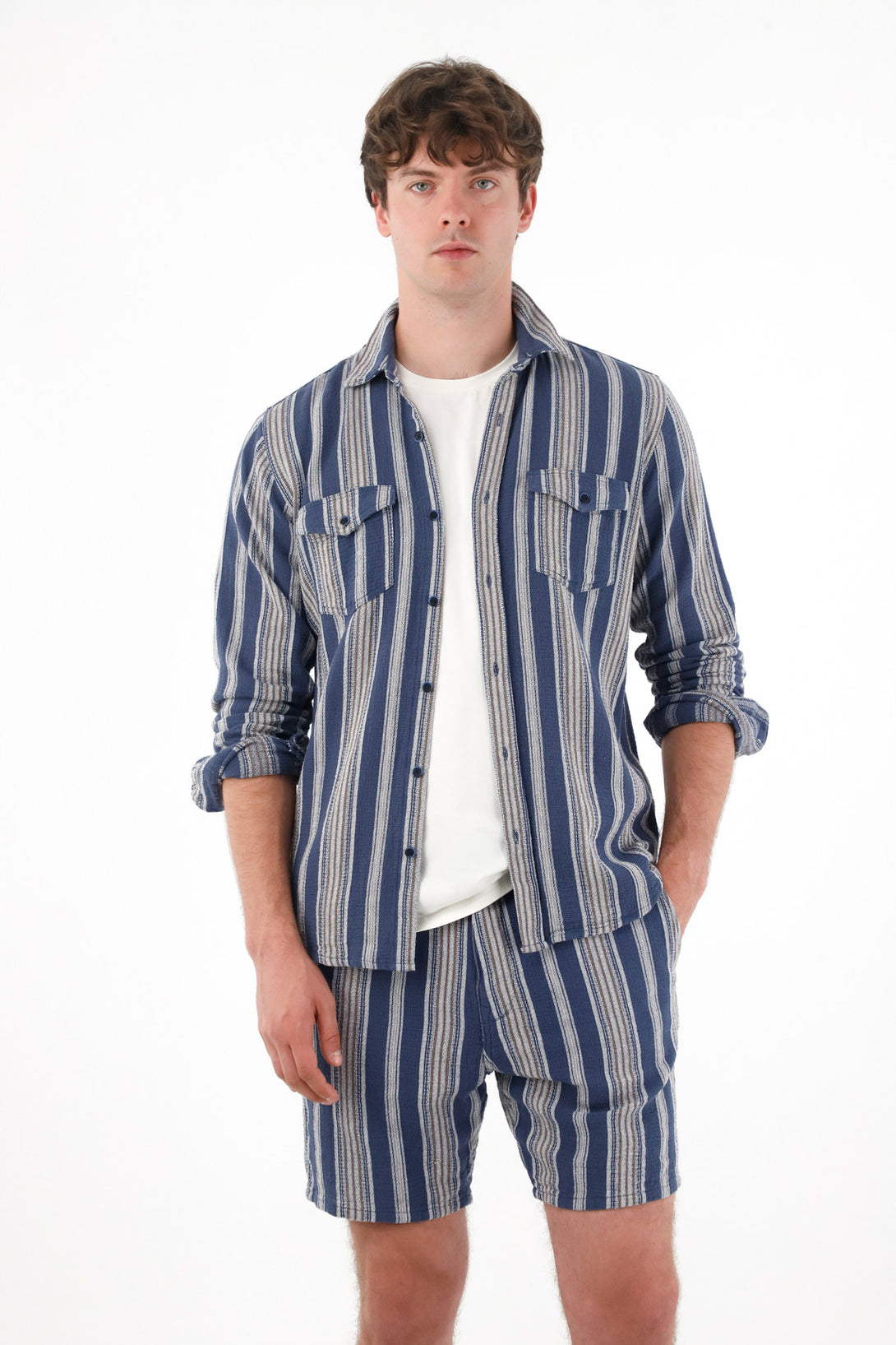 Camisa manga larga con diseño a rayas para hombre
