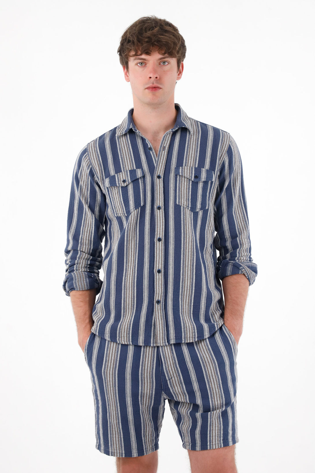 Camisa manga larga con diseño a rayas para hombre