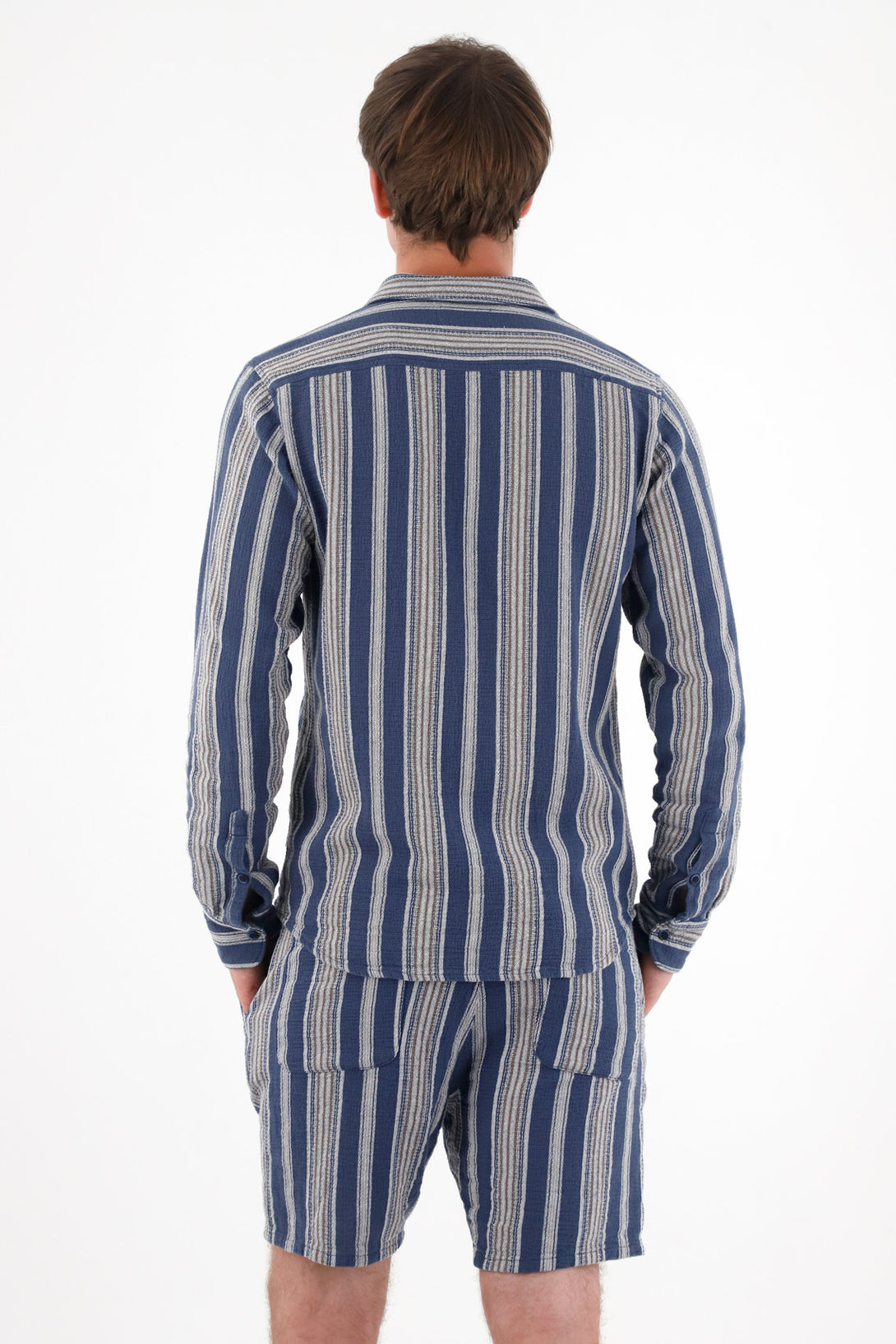 Camisa manga larga con diseño a rayas para hombre