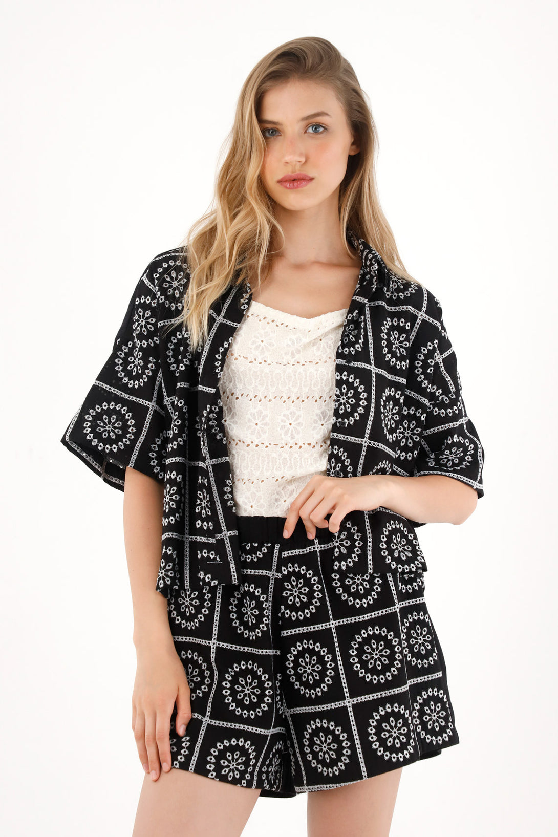 Camisa en tela bordada negra para mujer
