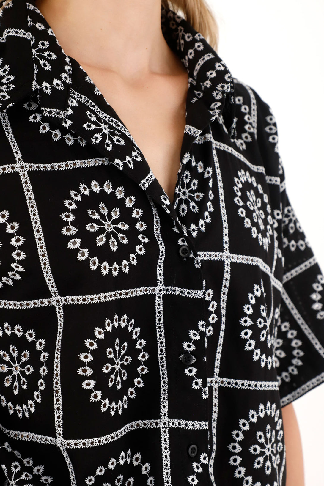 Camisa en tela bordada negra para mujer