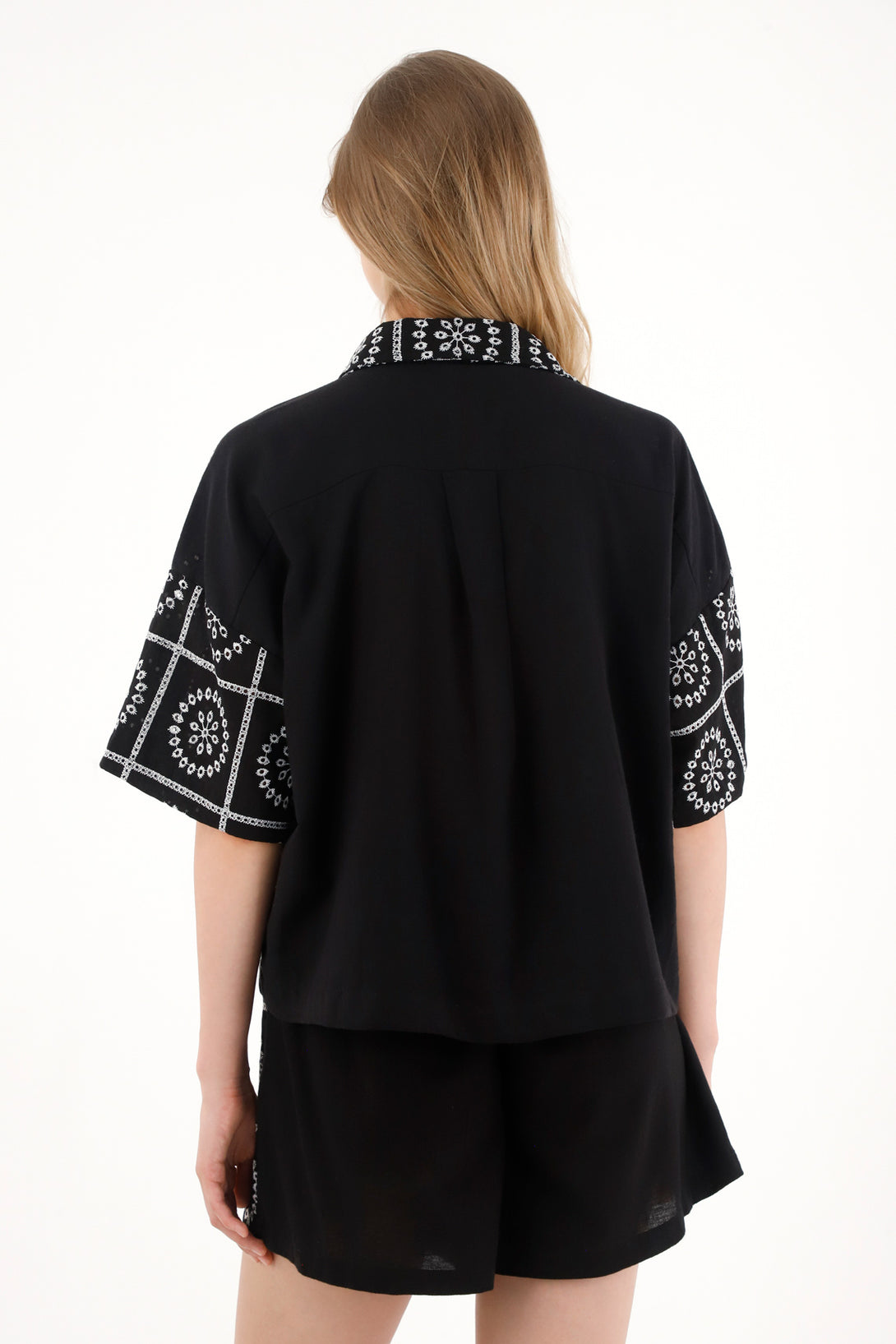 Camisa en tela bordada negra para mujer