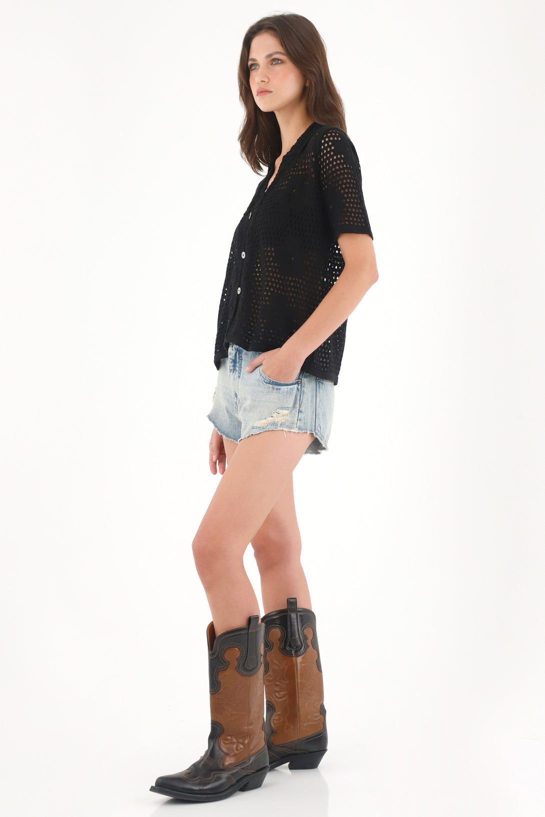 Camisa en tejido abierto con flores negra para mujer