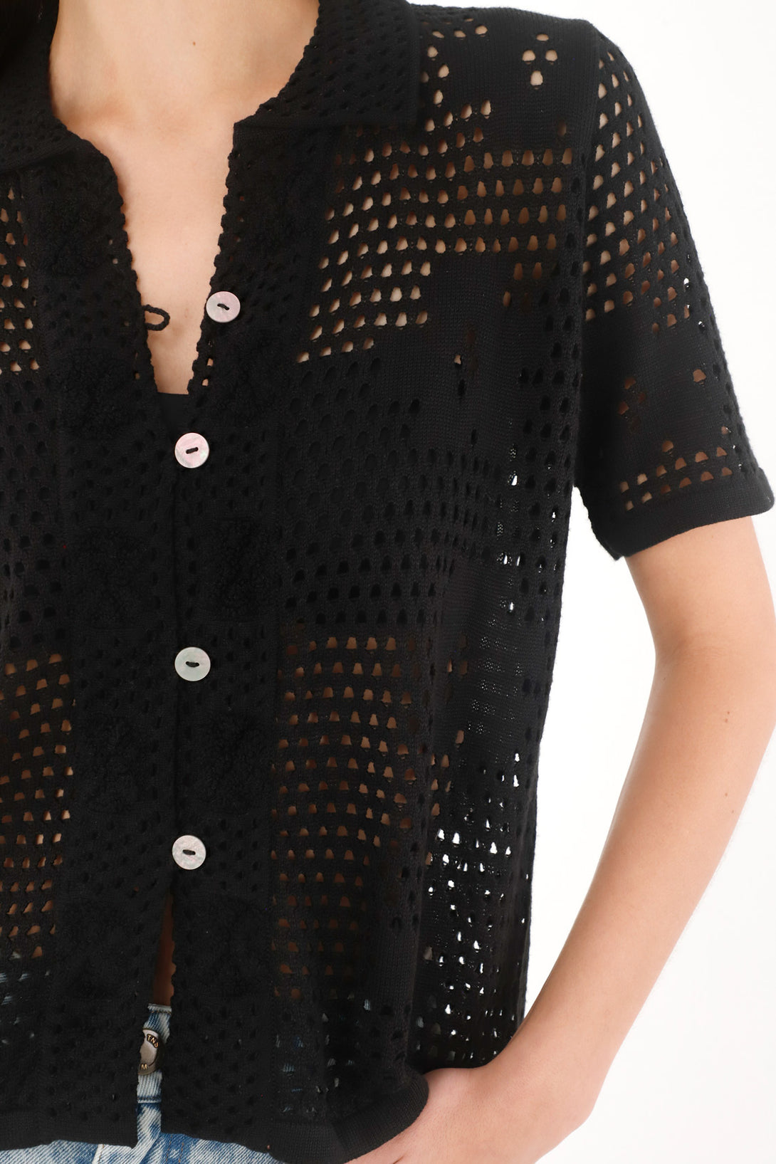 Camisa en tejido abierto con flores negra para mujer