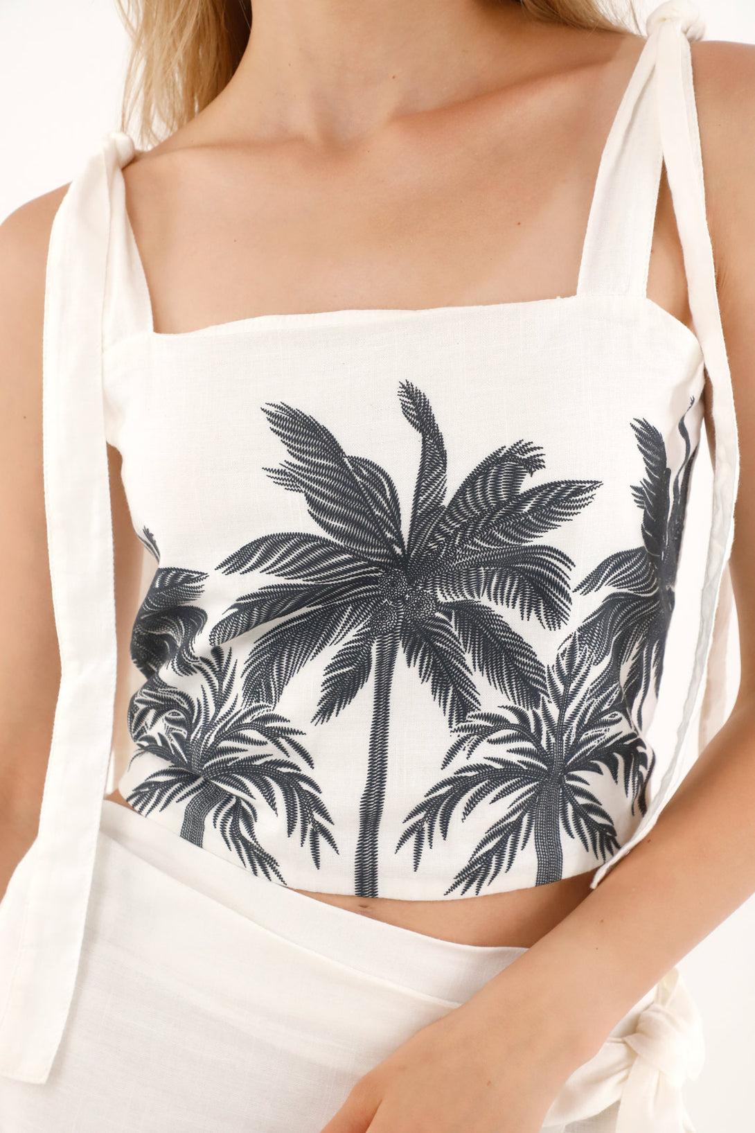 Camisa crop con diseño de palmeras para mujer