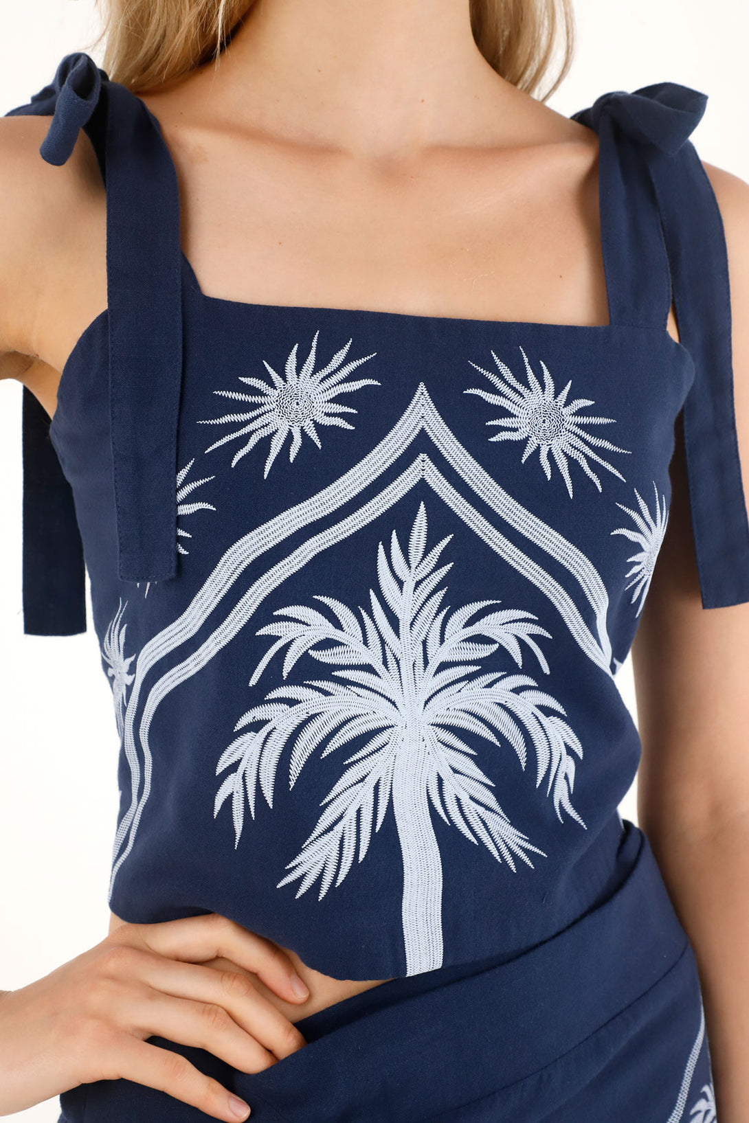 Camisa crop con diseño de palmeras azul para mujer