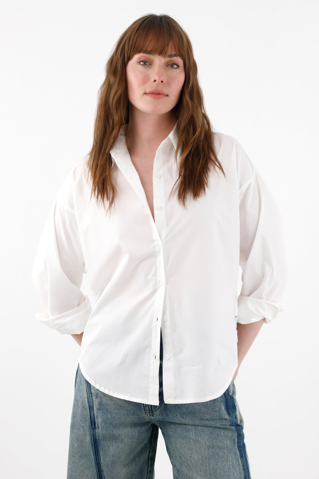 Camisa amplia con encaje crudo para mujer