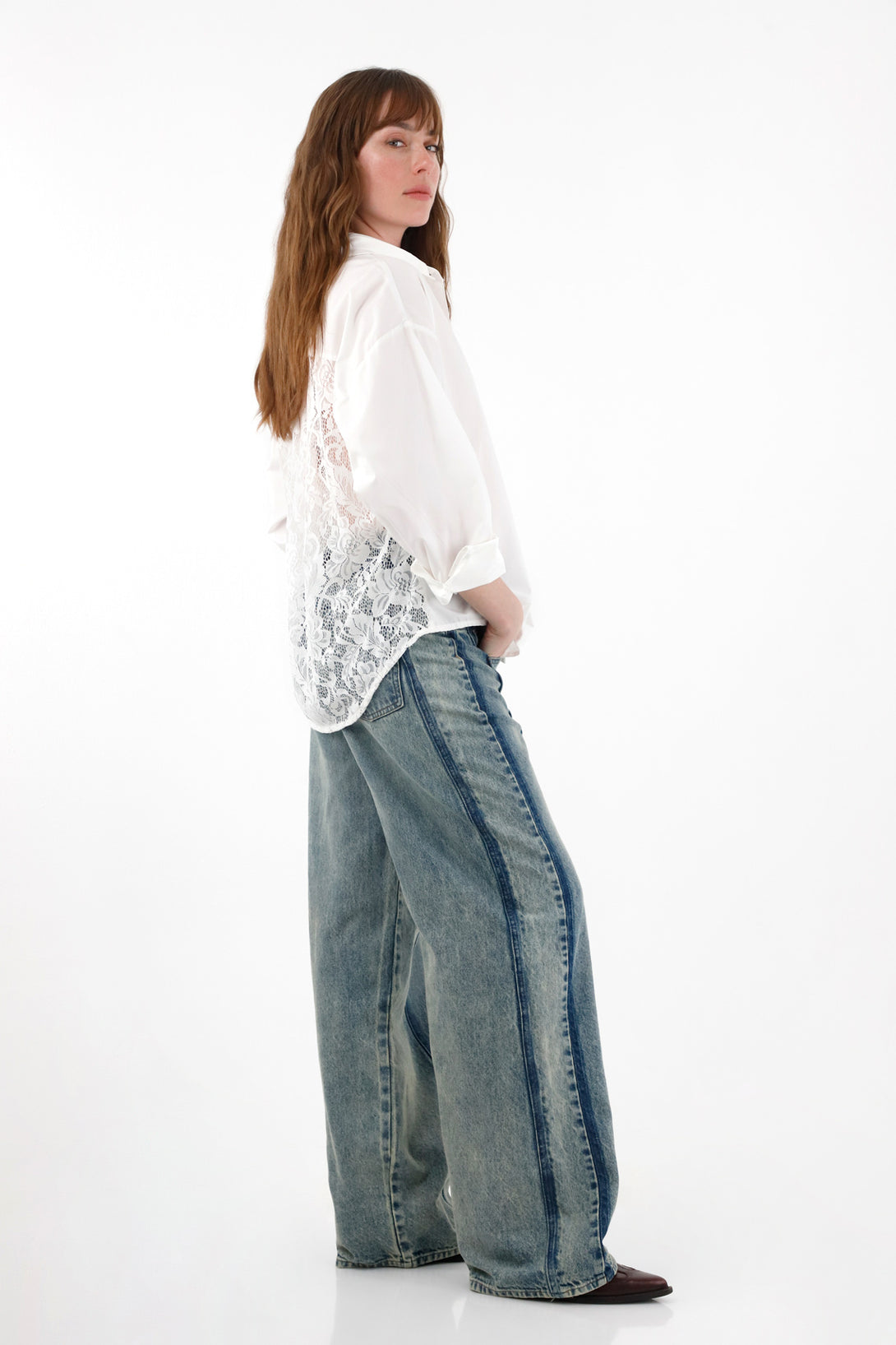Camisa amplia con encaje crudo para mujer