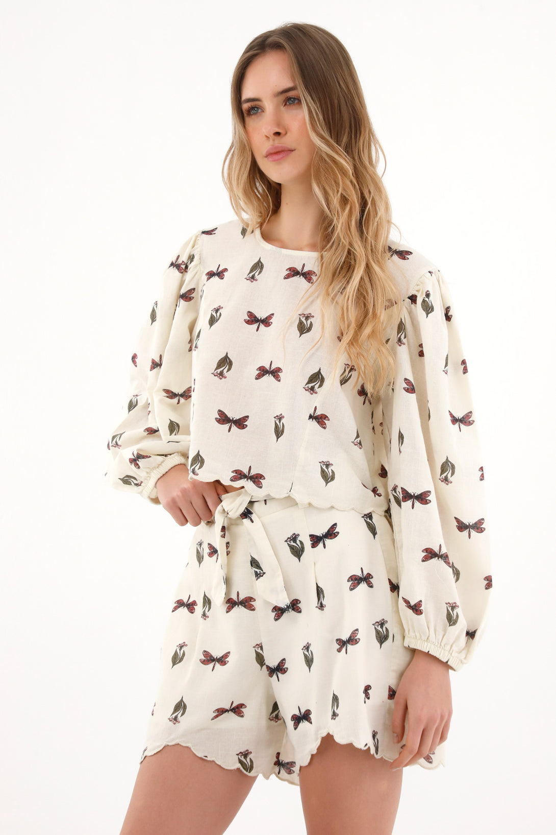 Camisa crop con estampado de mariposas para mujer