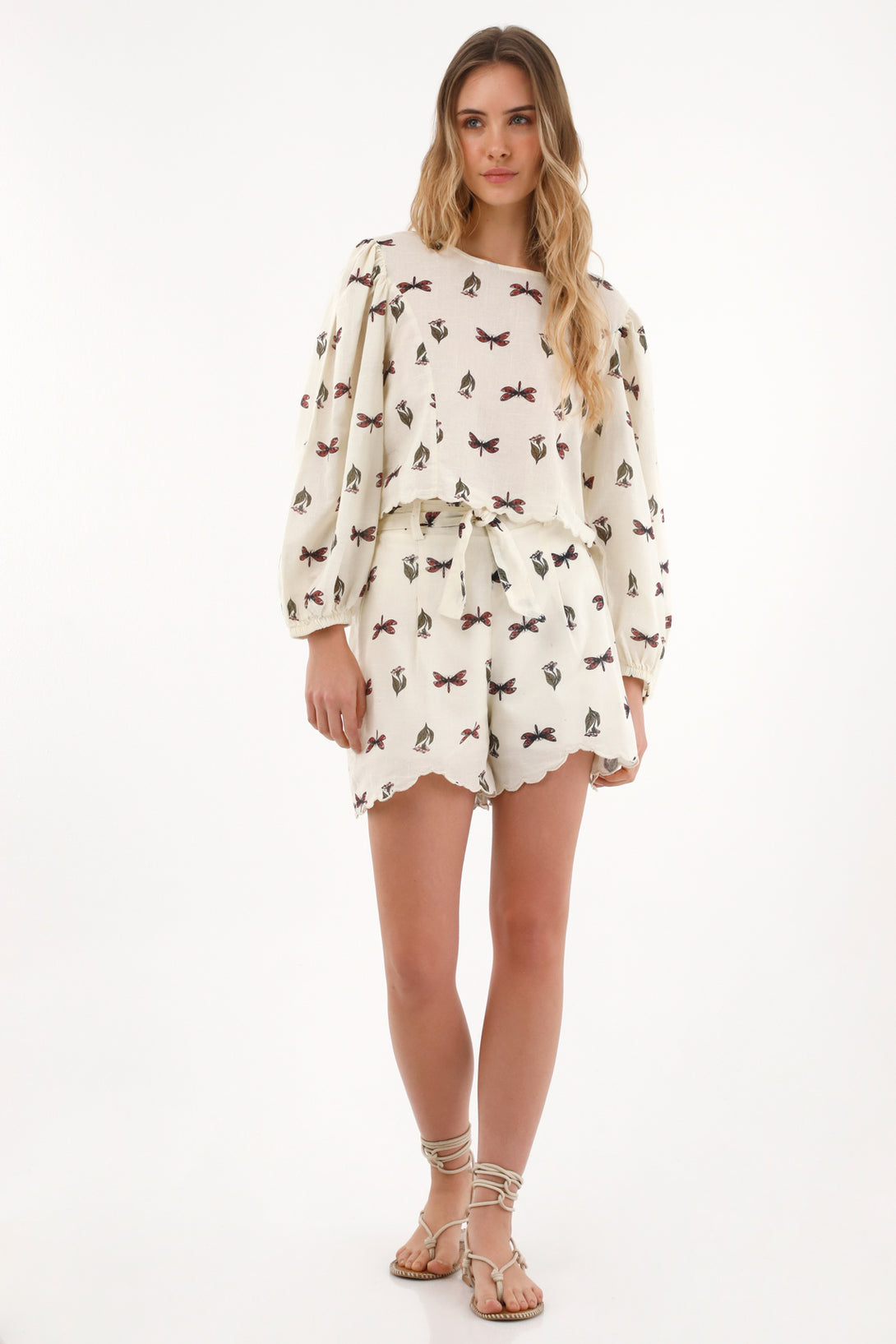 Camisa crop con estampado de mariposas para mujer
