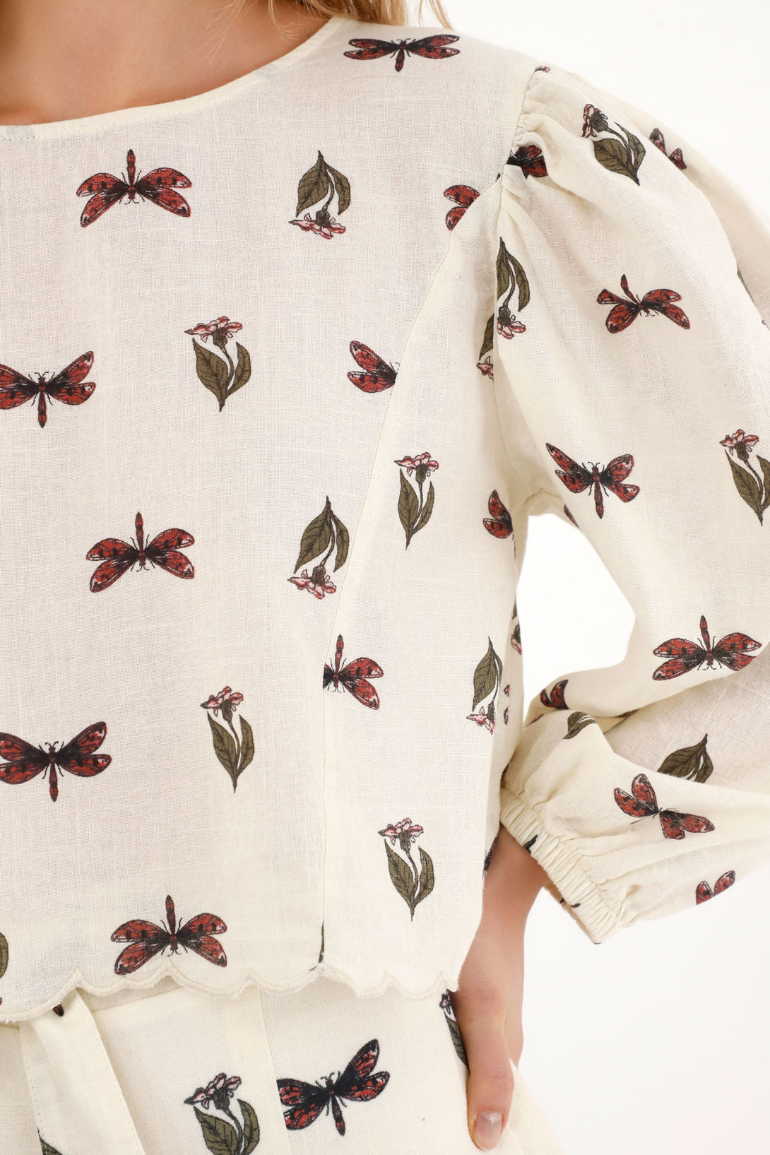 Camisa crop con estampado de mariposas para mujer