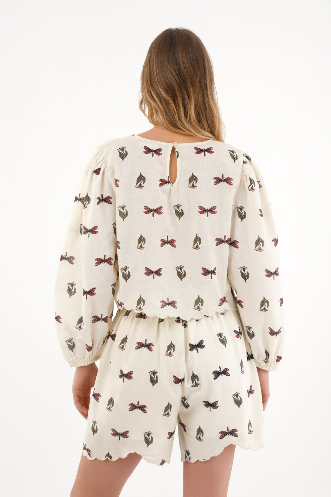Camisa crop con estampado de mariposas para mujer