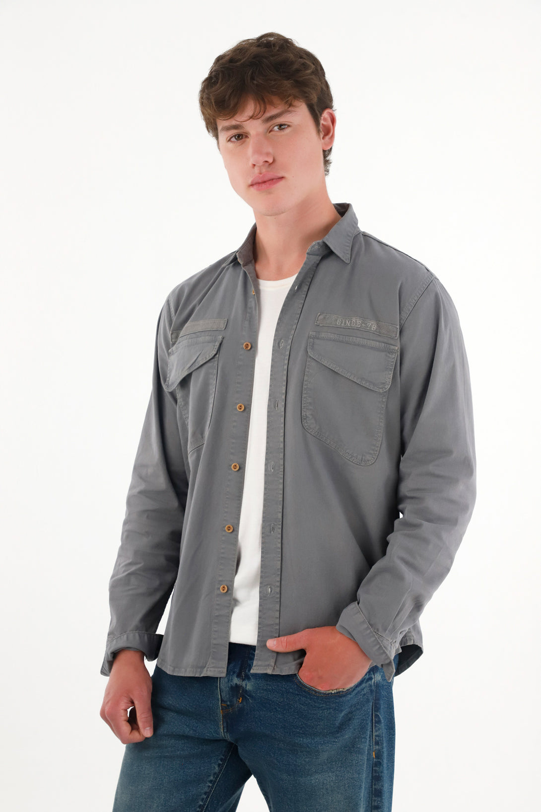 Camisa con bolsillos de tapa gris para hombre