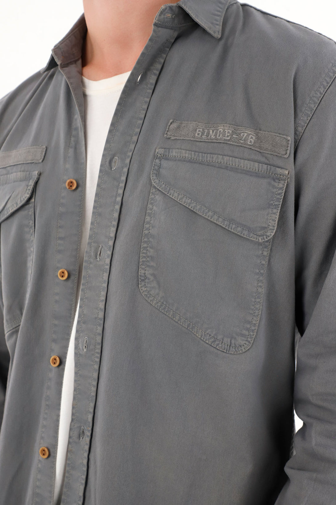 Camisa con bolsillos de tapa gris para hombre