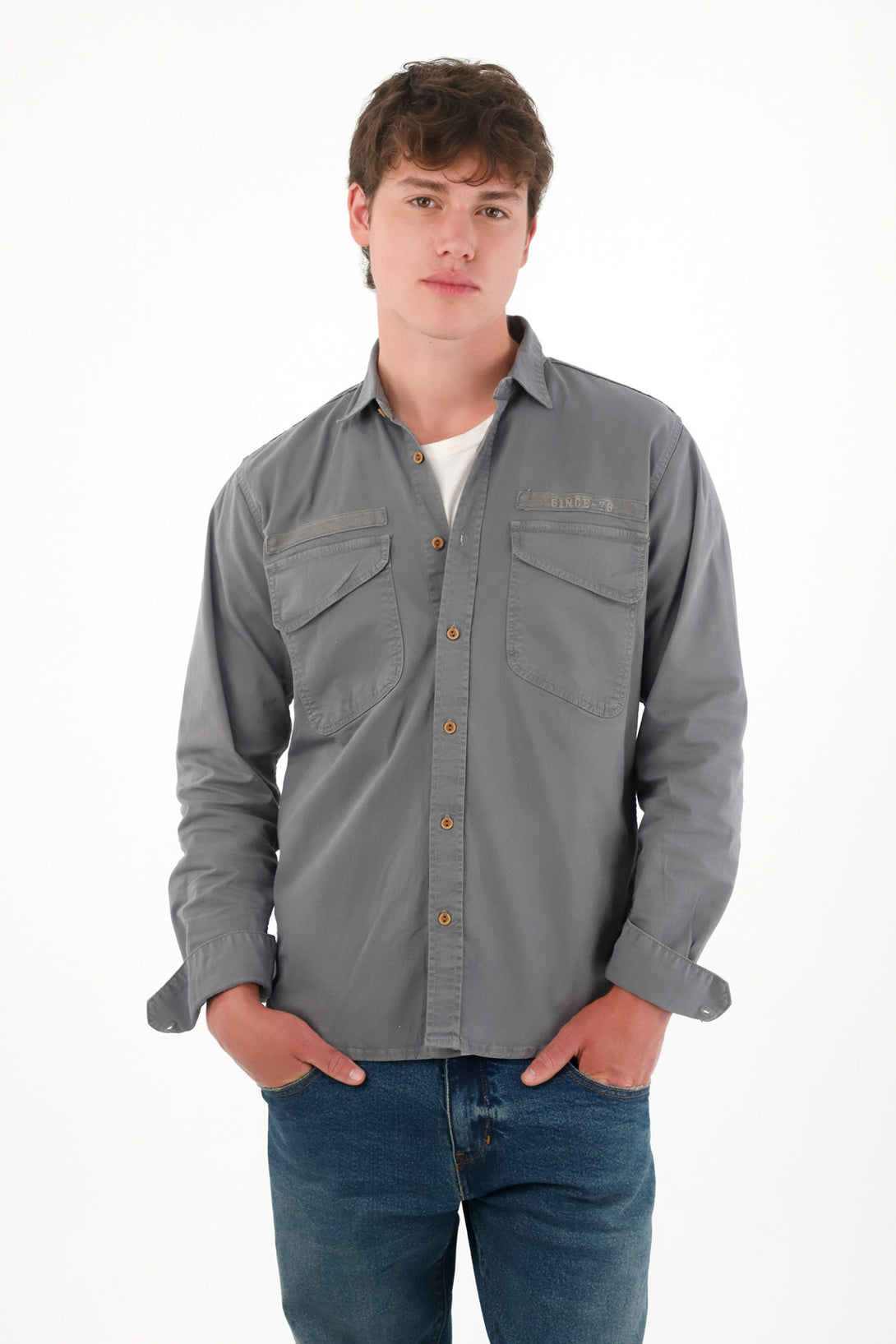 Camisa con bolsillos de tapa gris para hombre