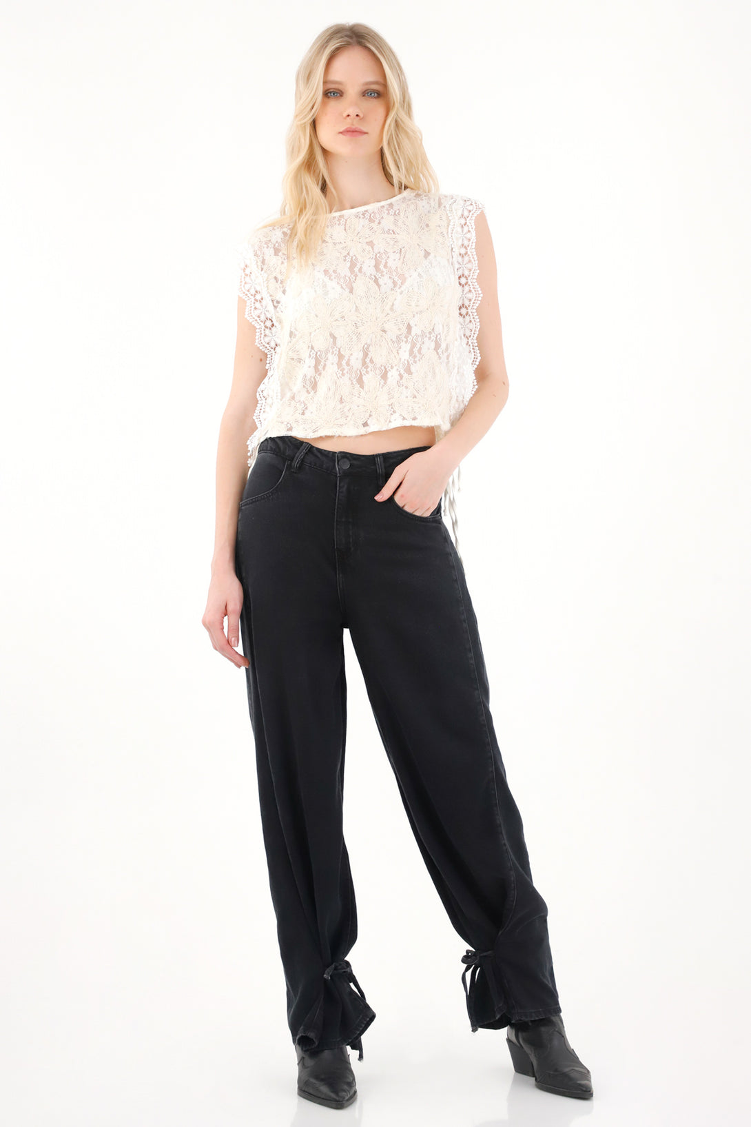 Women's Floral Embroidered Sleeveless Blouse