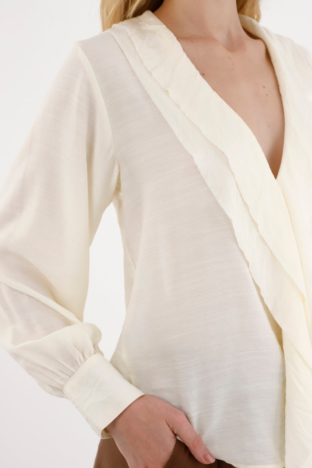 Camisa con escote en V y boleros crudo para mujer