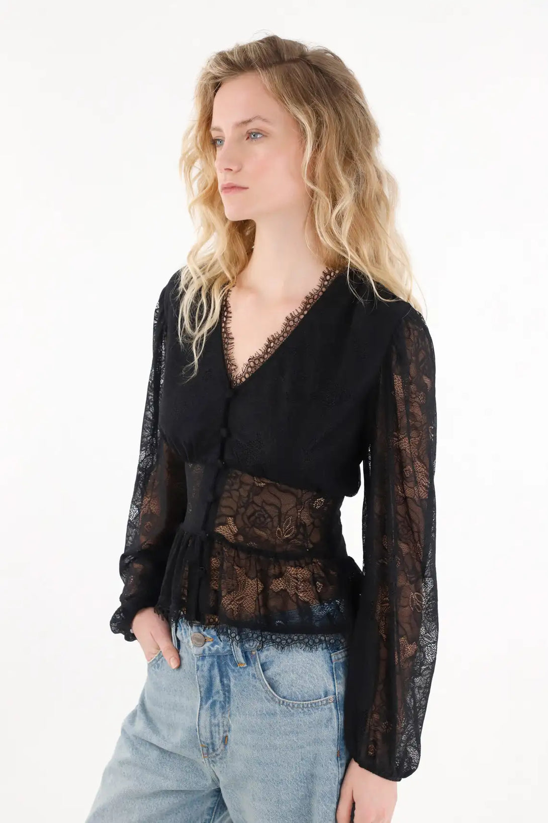 Camisa manga larga con encajes negra para mujer