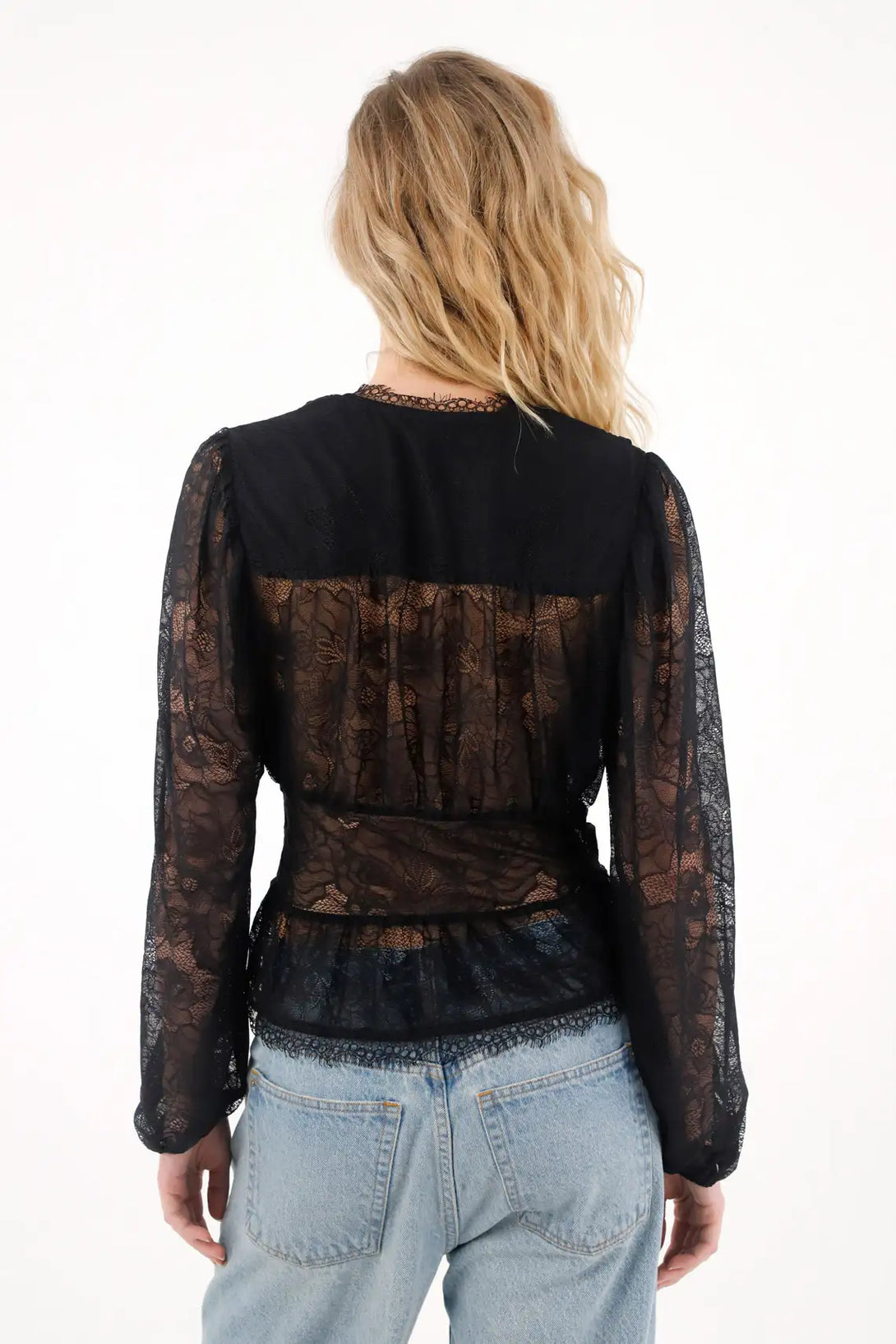 Camisa manga larga con encajes negra para mujer