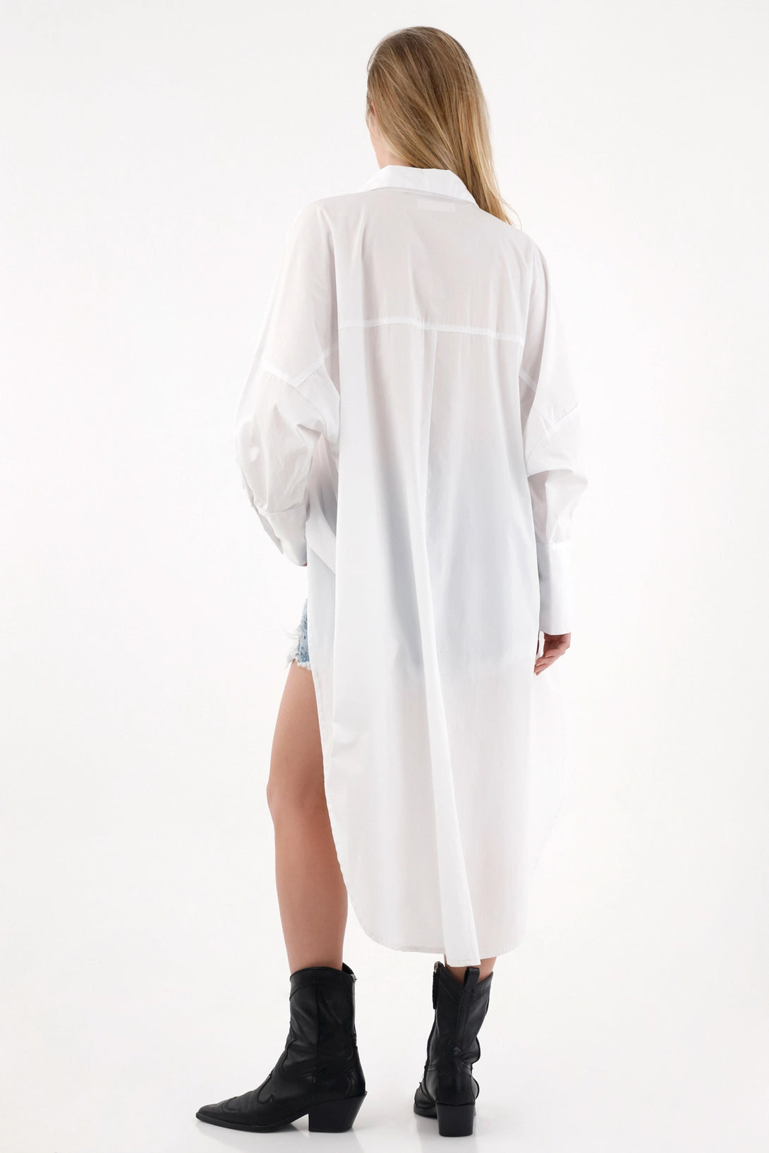 Camisa larga en posterior blanca para mujer