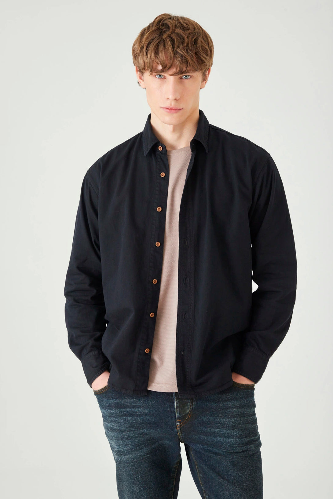 Men's shirt with contrasting buttons in Black cotton 19-4008 / XS
