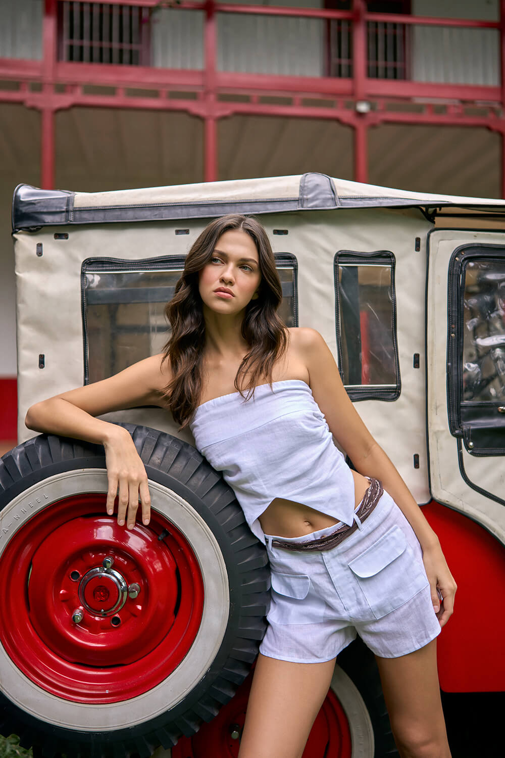 Fitted Strapless Shirt with V-Neck Hem in White Linen for Women