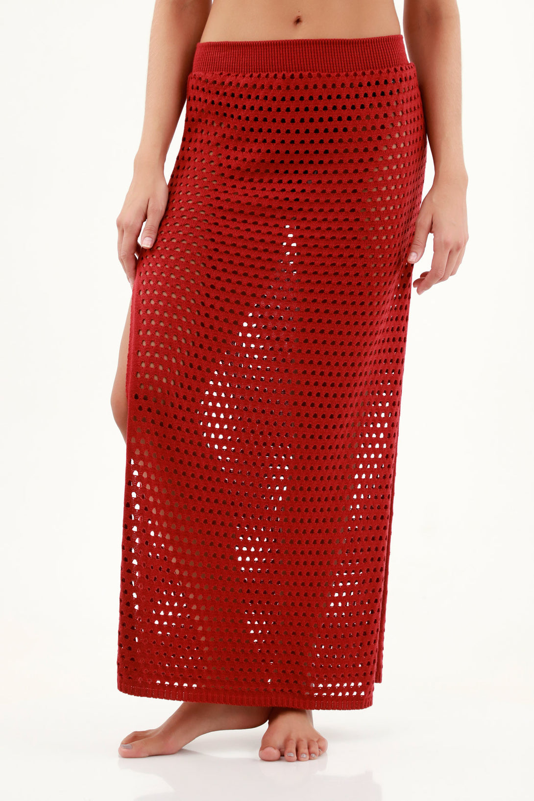 Falda roja con abertura en costado para mujer