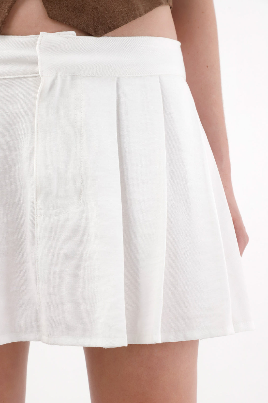 Women's Short Pleated Skirt in Ecru