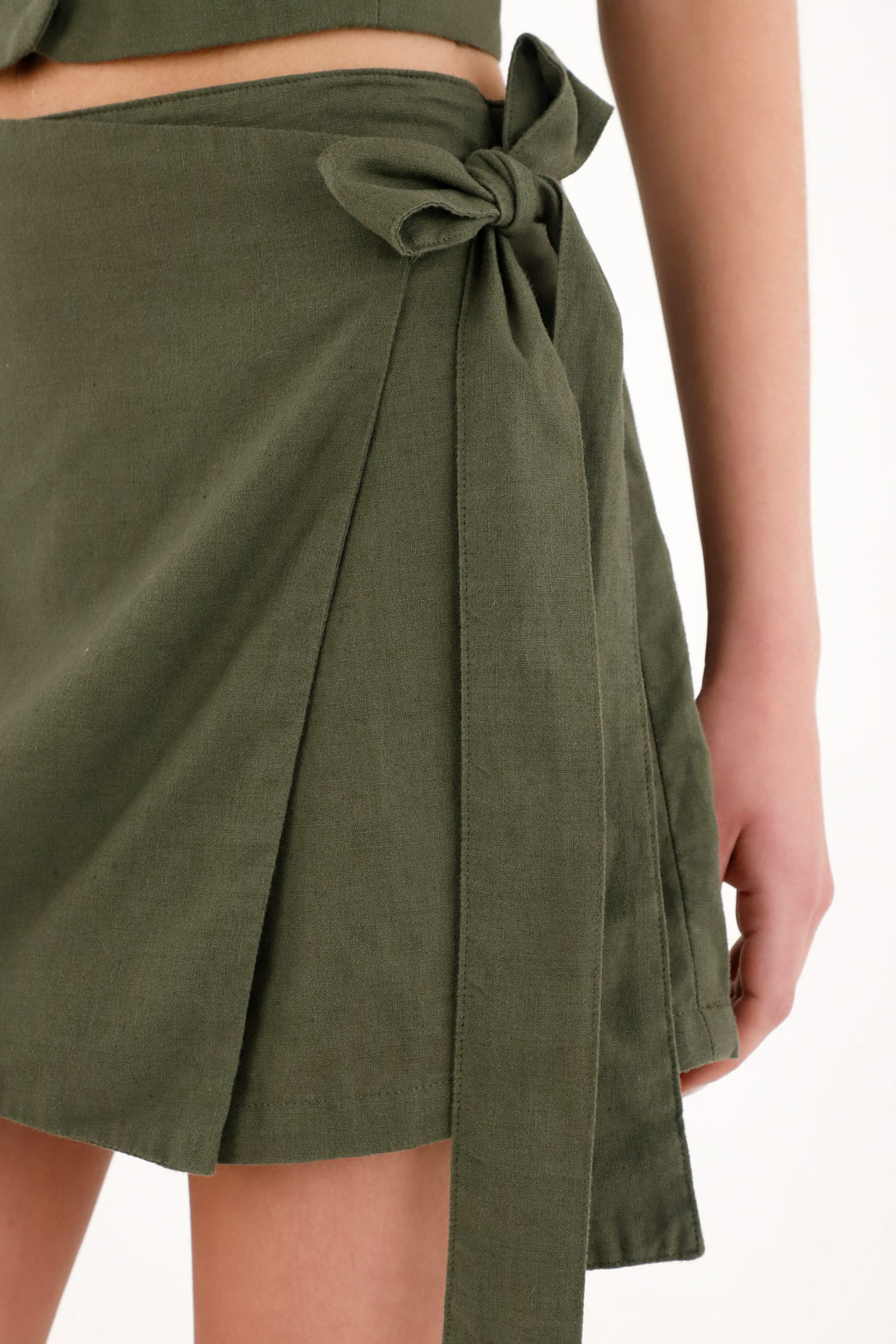 Falda short verde con ajuste en costado para mujer