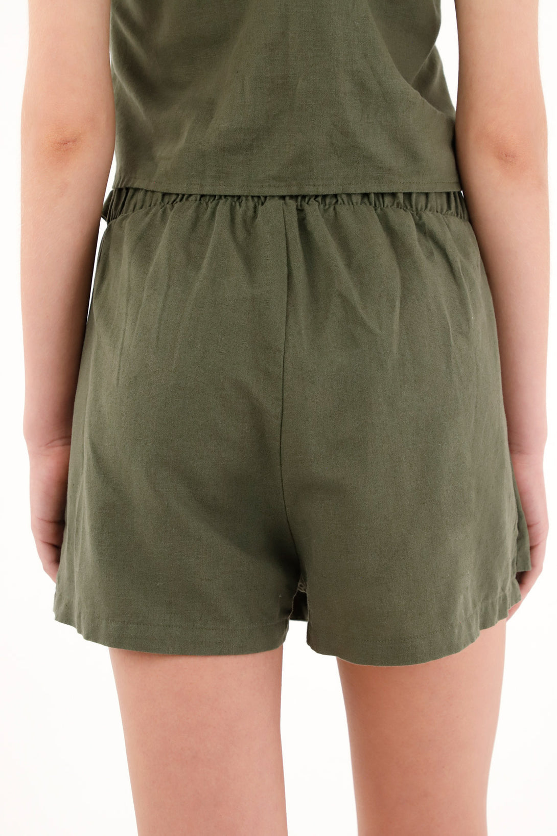 Falda short verde con ajuste en costado para mujer