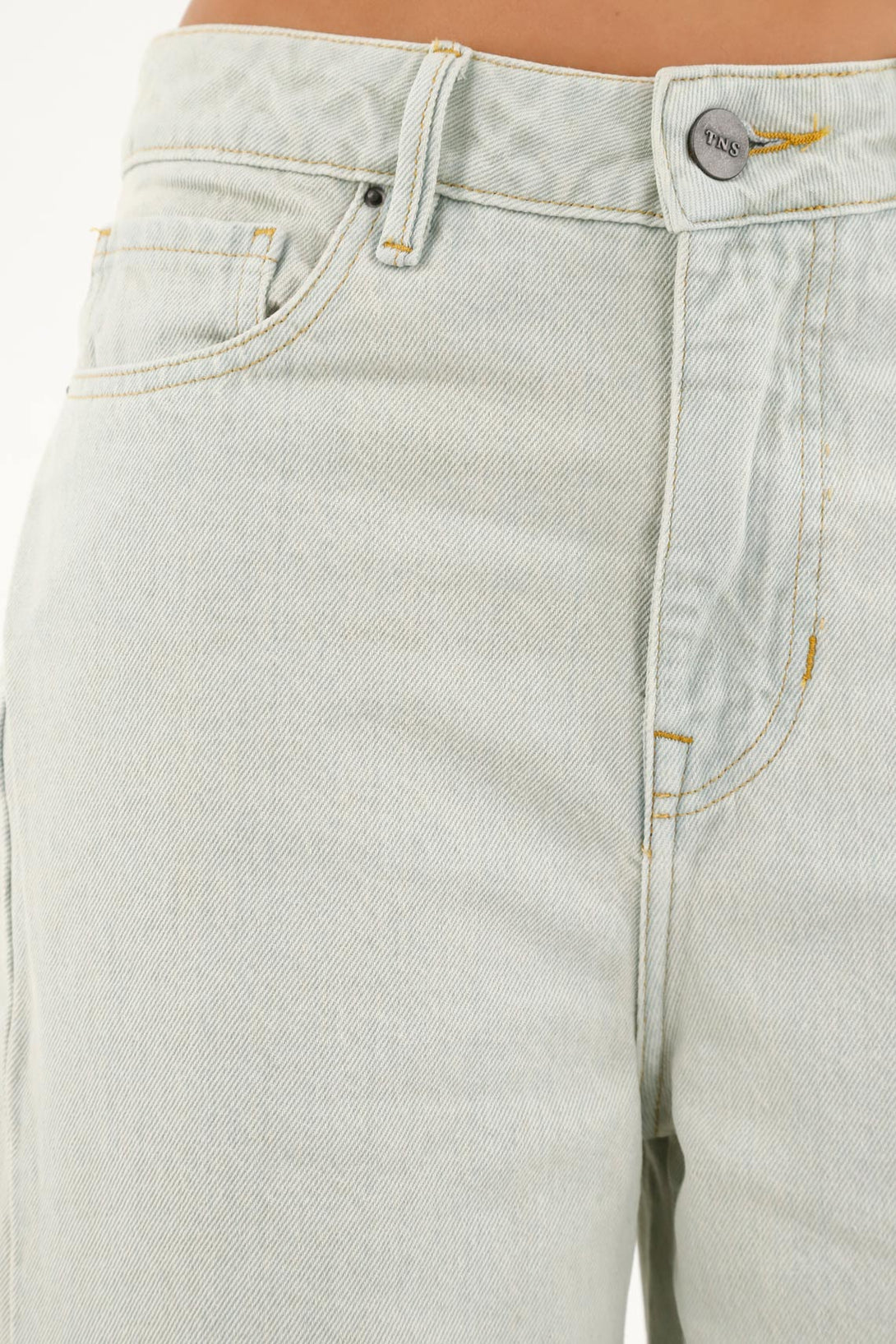 Jean azul con abertura inferior para mujer