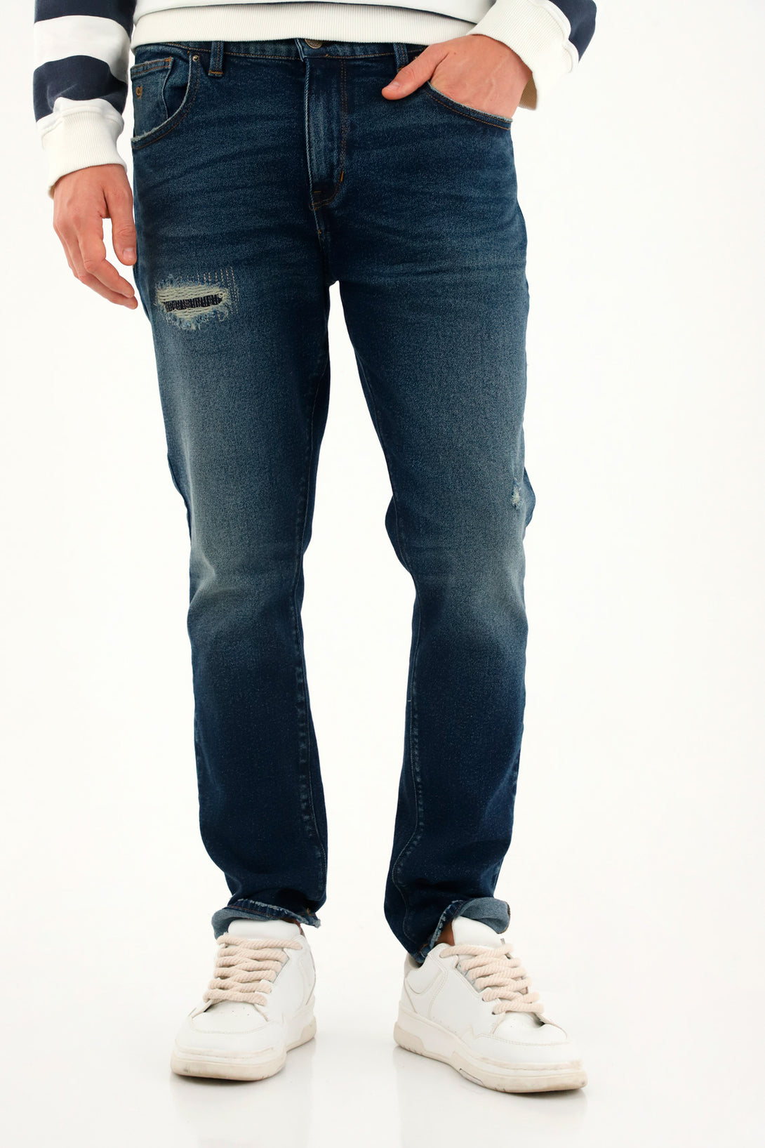 Jean azul con desgaste localizado para hombre