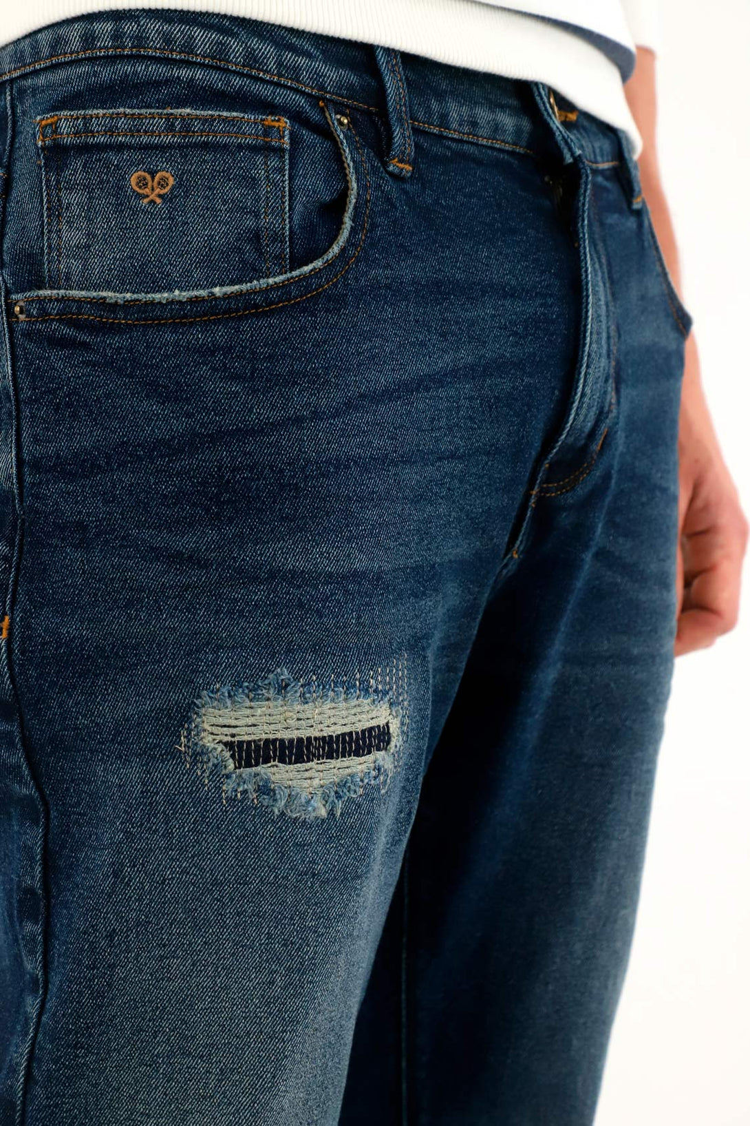 Jean azul con desgaste localizado para hombre