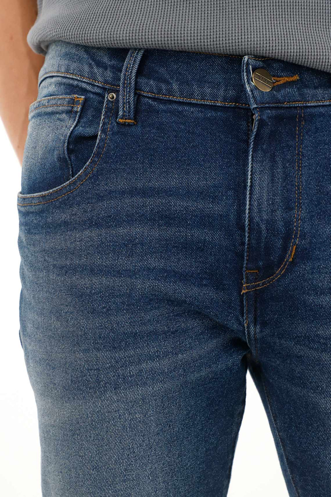Jean Nudy tiro medio con arrugas 3D para hombre